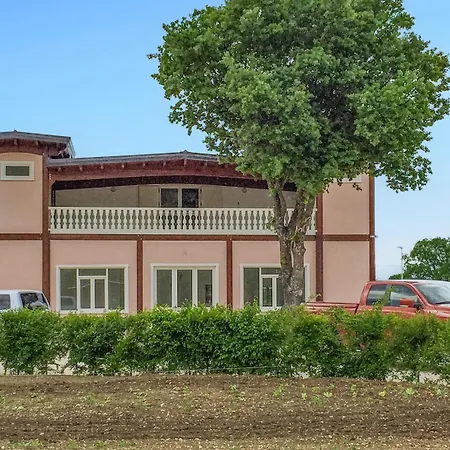 2 Bedroom Beautiful In Lecce Nei Marsi Apartment